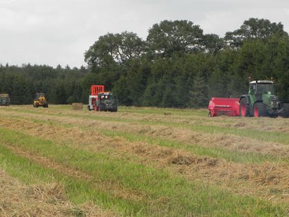 Loonbedrijf van de Meent grondwerk Hilversum persen en bundelen